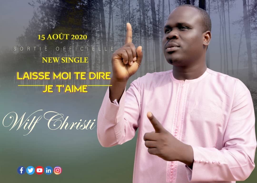 Un homme en tenue traditionnelle rose clair lève deux doigts en avant d’un fond flou de forêt avec un texte jaune et blanc annonçant un single musical