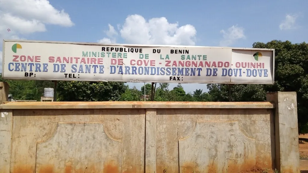 Panneau indiquant un centre de santé d’arrondissement dans une zone sanitaire sous un ciel bleu partiellement nuageux