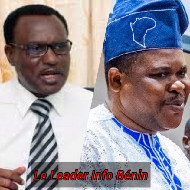 Homme en chemise blanche et cravate à gauche, homme en tenue traditionnelle bleue et blanche à droite avec texte Le Leader Info Bénin en bas