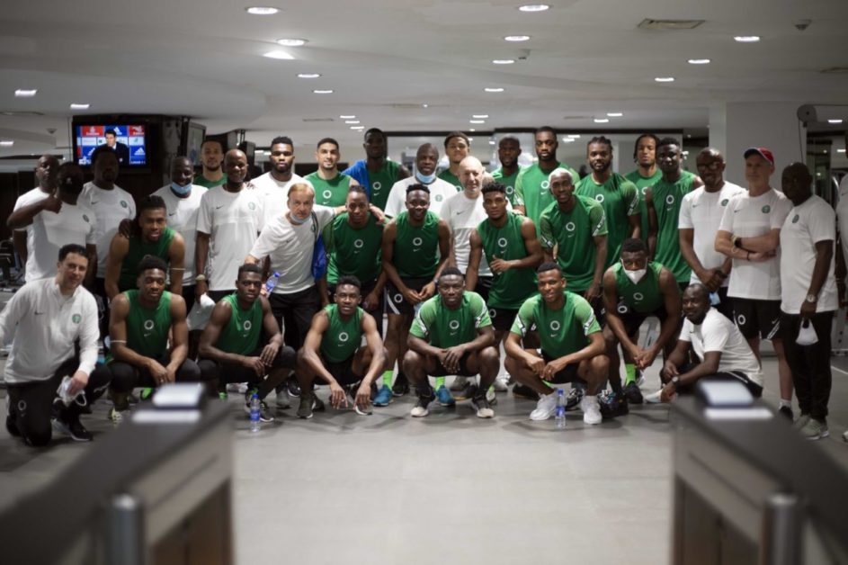 Un groupe d’hommes posant en tenue de sport dans une salle d’attente lumineuse