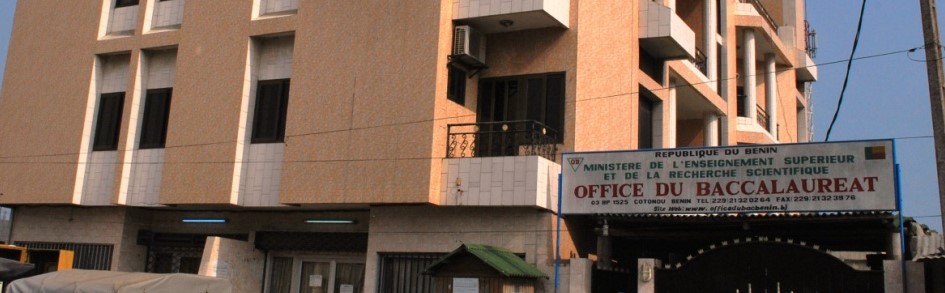 Façade d un bâtiment administratif avec un panneau indiquant un office du baccalauréat