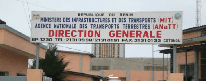 Panneau indiquant la direction générale du ministère des infrastructures et des transports au-dessus d’une entrée de bâtiment
