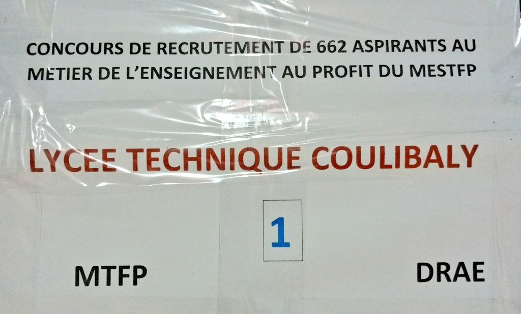 Affiche annonçant un concours de recrutement pour 662 aspirants au métier de l'enseignement au lycée technique Coulibaly