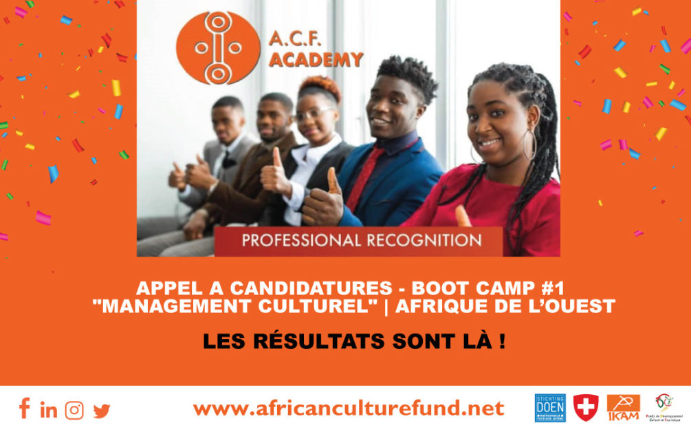 Un groupe de personnes souriantes assises en rang, montrant des pouces levés sur fond orange avec texte et logo A.C.F. ACADEMY