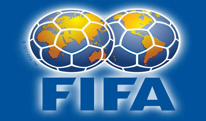 Logo de la FIFA avec deux globes terrestres stylisés en forme de ballons de football sur fond bleu