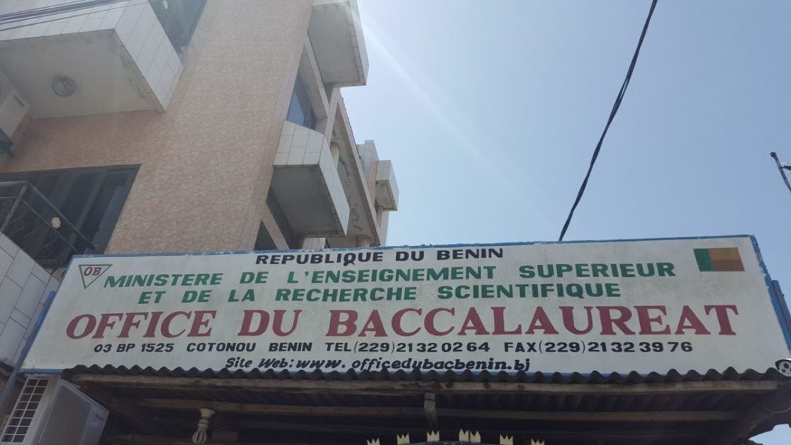 Enseigne d'un bâtiment indiquant un office du baccalauréat avec des informations de contact et un site web officiel