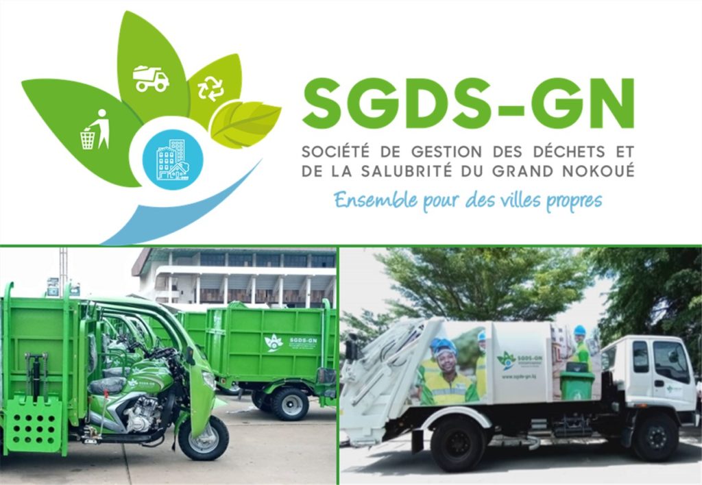 Logo et slogan de la SGDS-GN avec photos de deux véhicules verts pour la gestion des déchets en extérieur