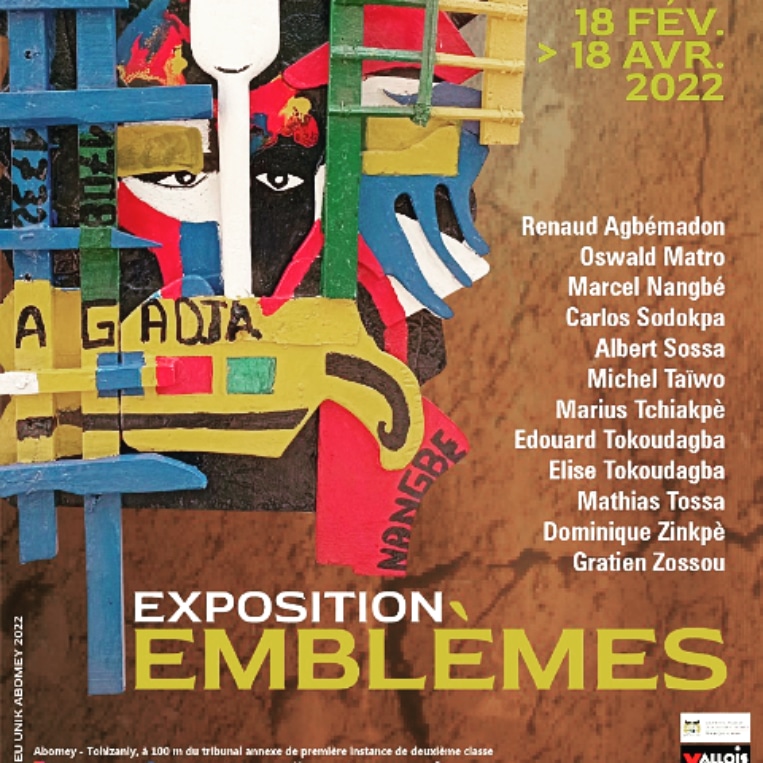 Affiche colorée mêlant formes géométriques et visage stylisé avec liste de noms d’artistes et dates d’exposition en jaune