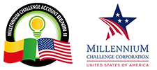 Deux logos côte à côte, l’un avec un globe et les drapeaux du Burkina Faso et des États-Unis, l’autre avec une étoile et les mots Millennium Challenge Corporati