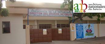 Façade d’un bâtiment avec des panneaux indiquant la direction des archives nationales et un logo des archives nationales du Bénin