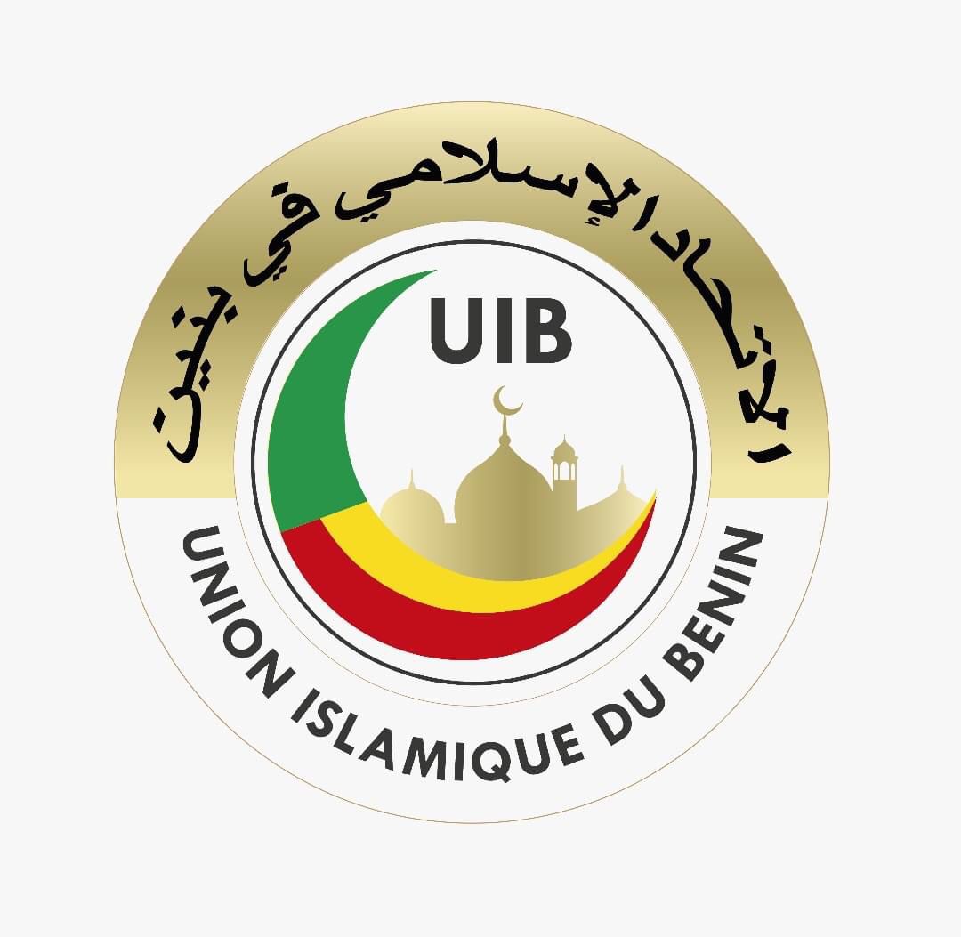 Logo circulaire avec un fond doré et blanc, trois croissants colorés et une silhouette de mosquée au centre
