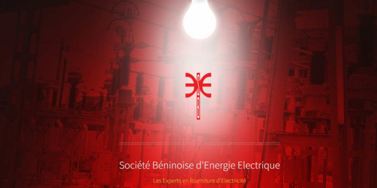 Logo rouge de la société sur fond rouge avec ampoule blanche allumée suspendue au-dessus du texte Société Béninoise d'Energie Electrique