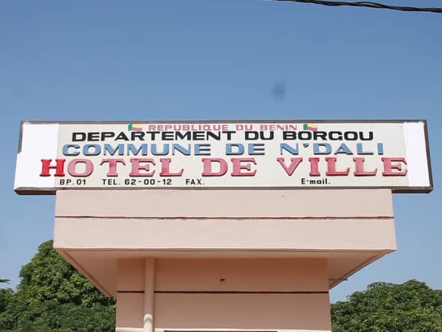 Façade d un bâtiment avec un grand panneau Hôtel de Ville Commune de N'Dali Département du Borgou République du Bénin