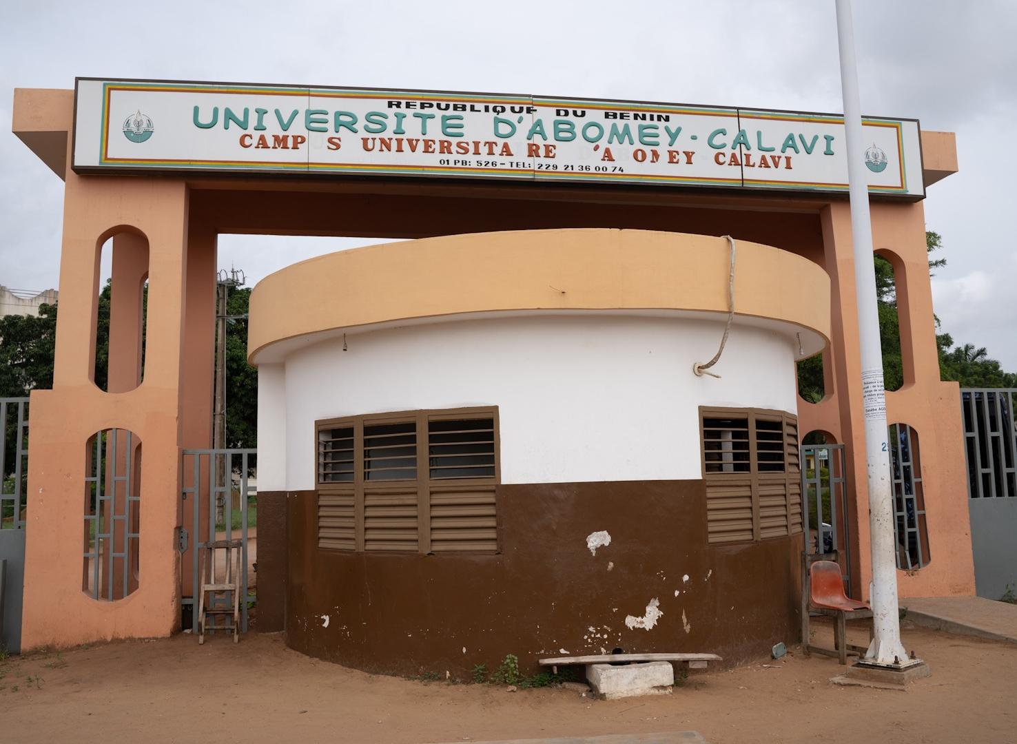 Entrée principale d une université avec un guichet rond et un panneau indiquant le nom de l établissement