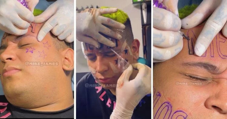 Trois vues rapprochées d’un tatoueur réalisant un tatouage sur le front de deux jeunes hommes aux cheveux courts colorés et motifs tracés au stylo