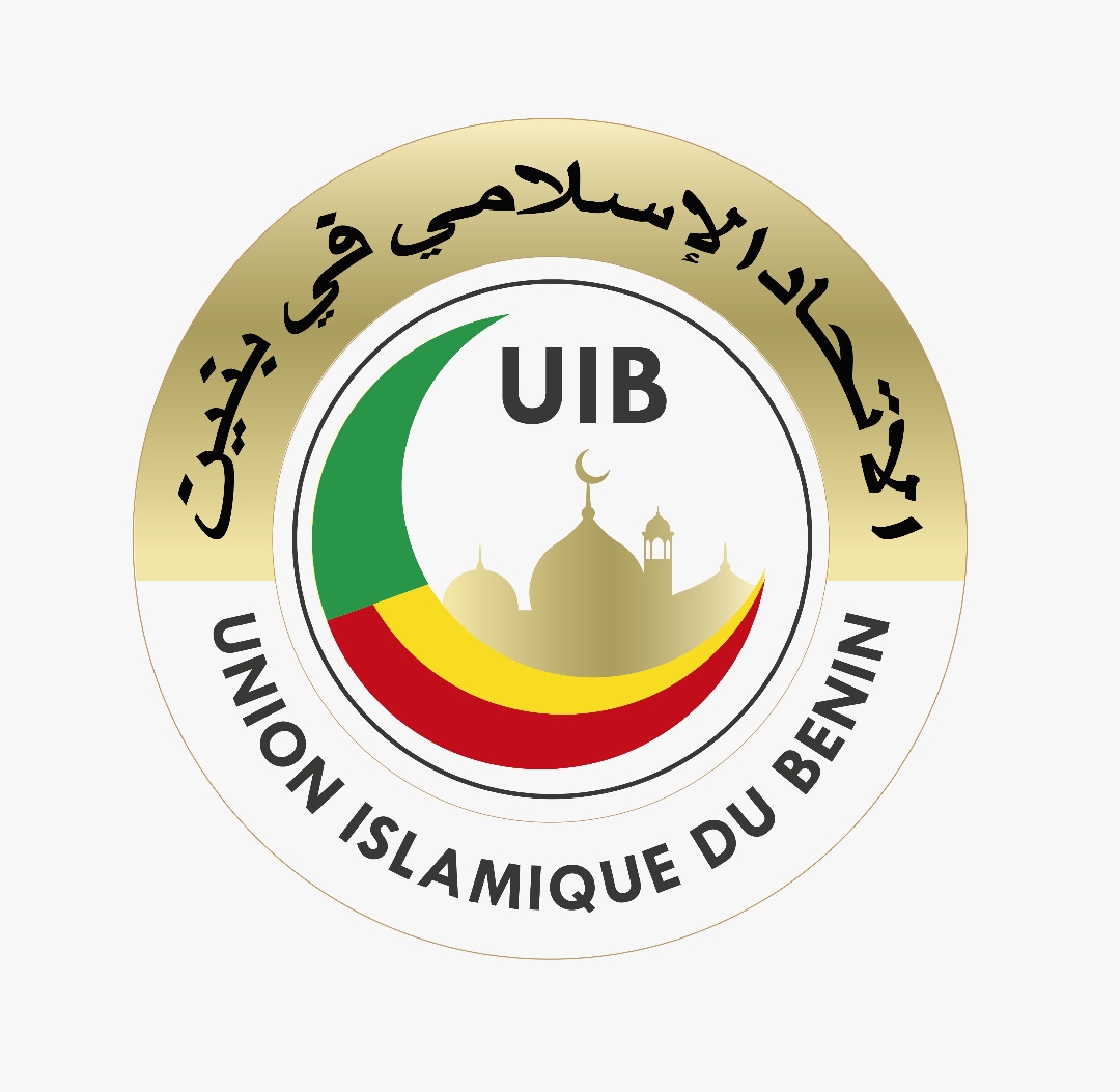 Logo circulaire avec un croissant vert, des formes jaunes et rouges, une silhouette de mosquée dorée et des textes en arabe et en français