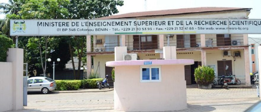 Façade d’un bâtiment administratif avec un panneau indiquant le ministère de l’enseignement supérieur et de la recherche scientifique