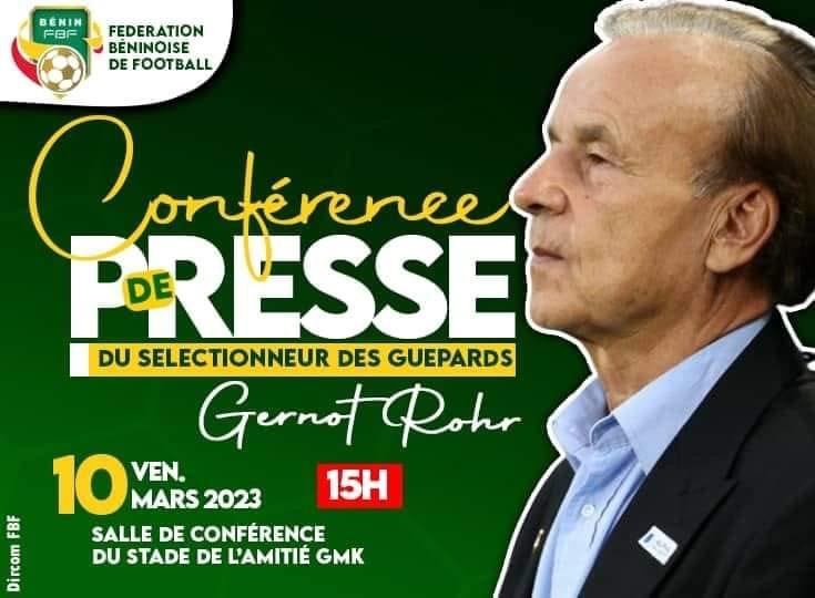 Portrait de profil d un homme âgé en chemise bleue sur fond vert avec texte annonçant une conférence de presse sportive