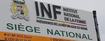 Enseigne de l'Institut National de la Femme sur un bâtiment avec le blason national et des coordonnées postales visibles