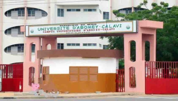 Façade principale d un bâtiment universitaire avec un portail et un panneau indiquant une université sur un campus