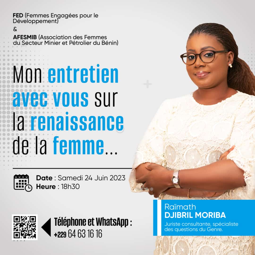 Femme debout bras croisés portant un haut blanc devant un panneau texte sur un entretien à propos de la renaissance de la femme