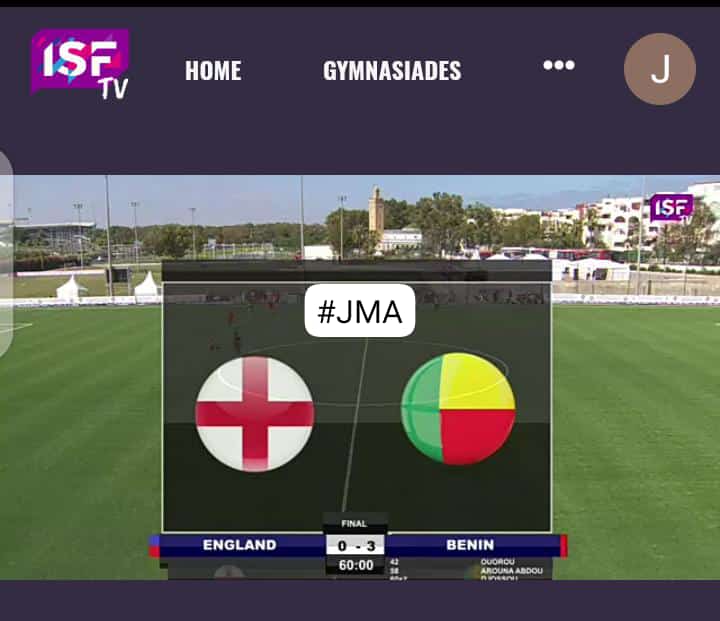 Score final 0-3 entre deux équipes de football scolaire sur un terrain en extérieur sous un ciel clair