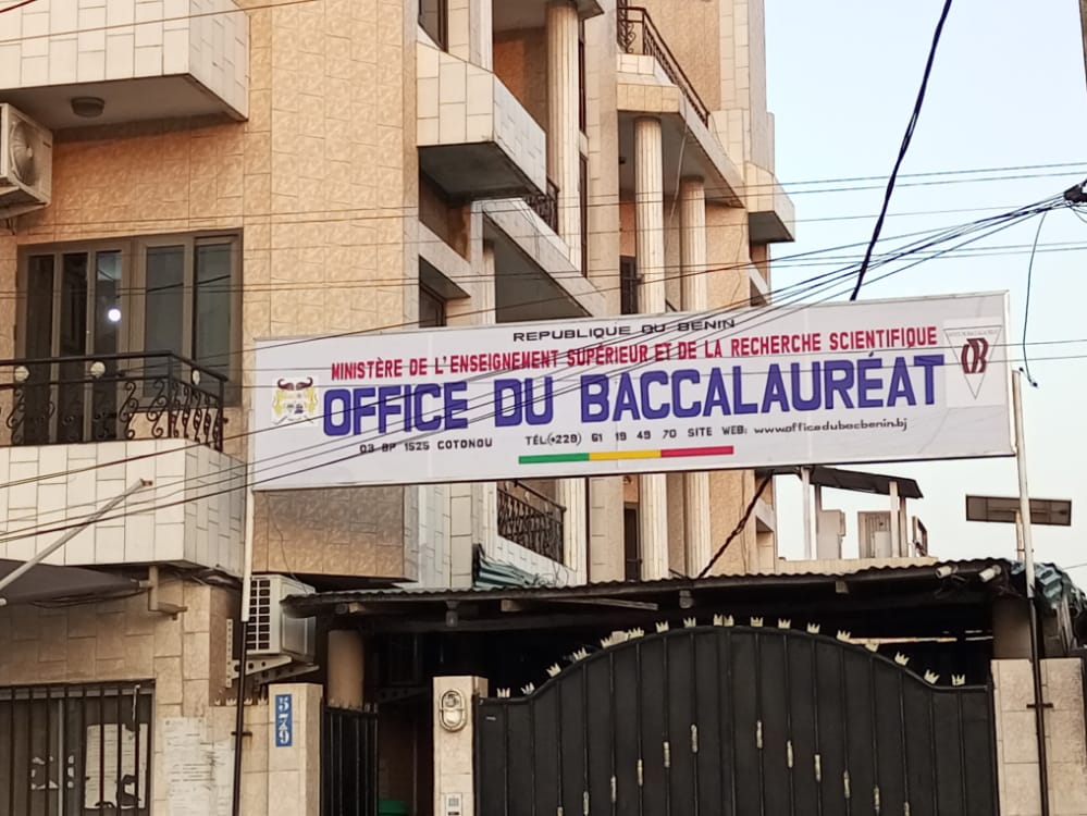Bannière au-dessus d'une entrée indiquant Office du Baccalauréat avec bâtiments en arrière-plan