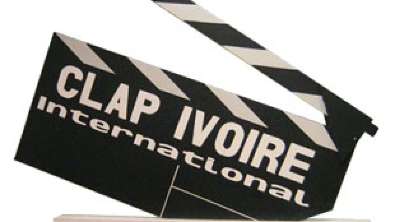 Clap de cinéma noir et blanc avec l'inscription Clap Ivoire international sur fond blanc