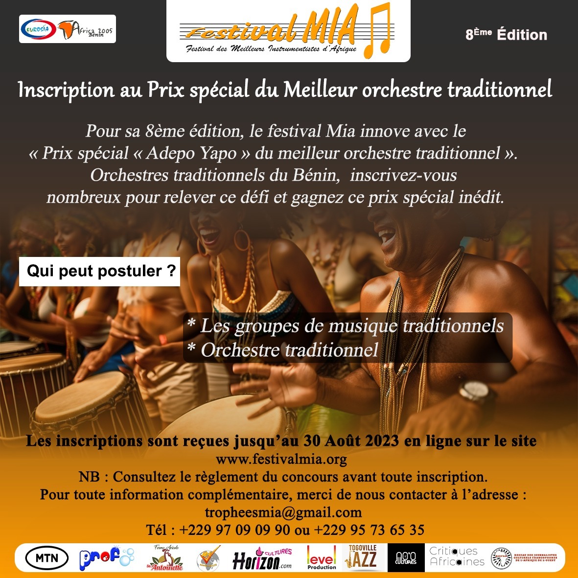 Un groupe de musiciens traditionnels jouant des tambours en célébration lors d’un événement culturel au crépuscule