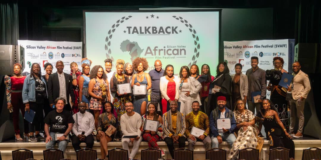 Groupe de personnes posant sur scène avec des certificats lors d un festival de film africain