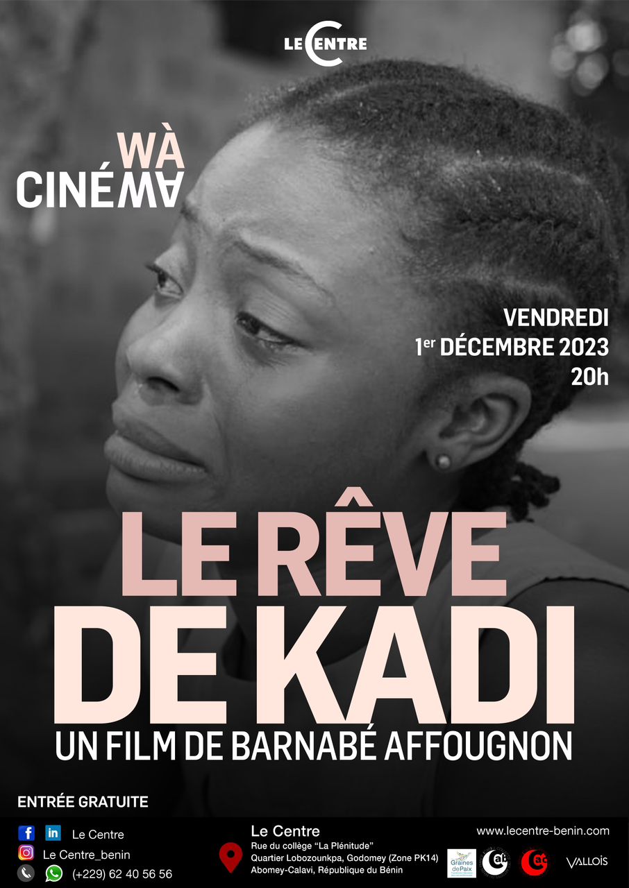 Femme en gros plan au regard triste et pensif dans une ambiance en noir et blanc avec texte sur le film « Le rêve de Kadi