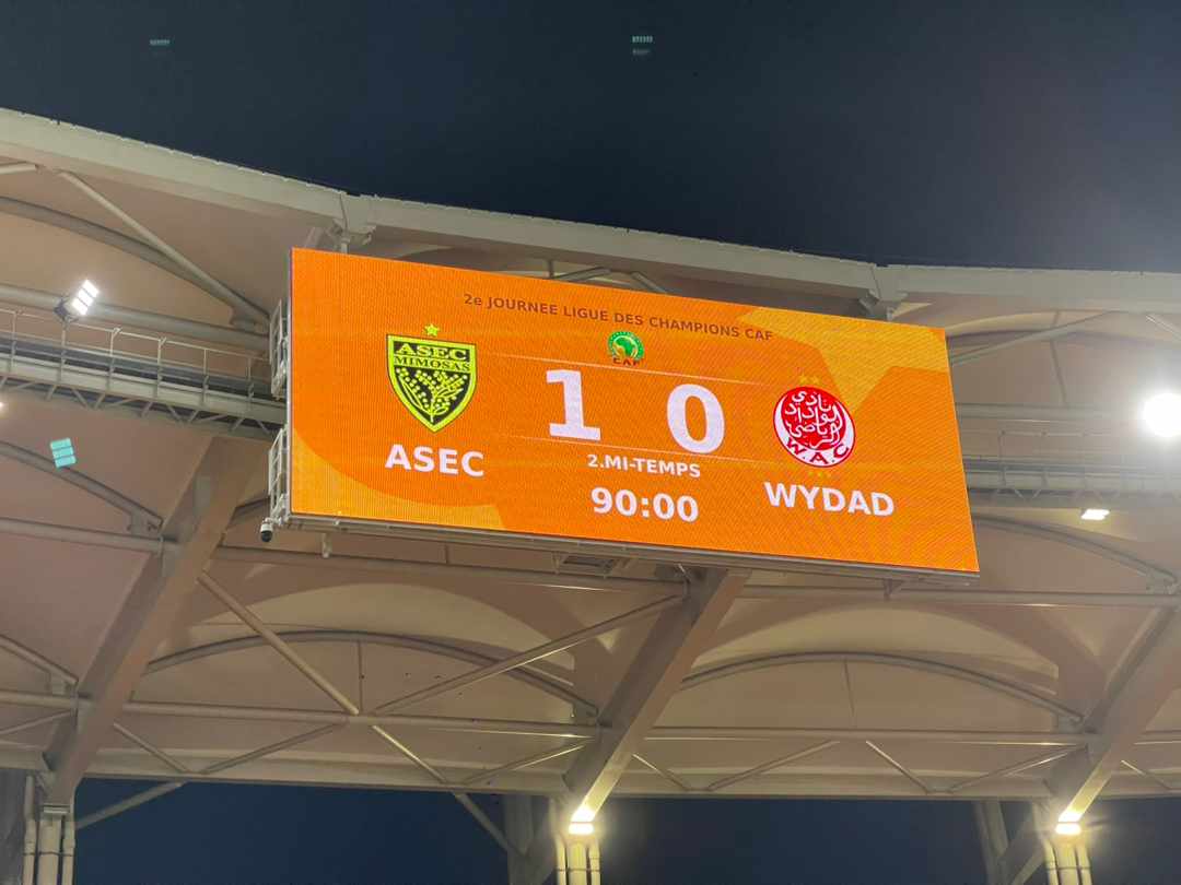 Tableau d’affichage lumineux montrant le score 1 à 0 entre deux équipes à la fin d’un match de football