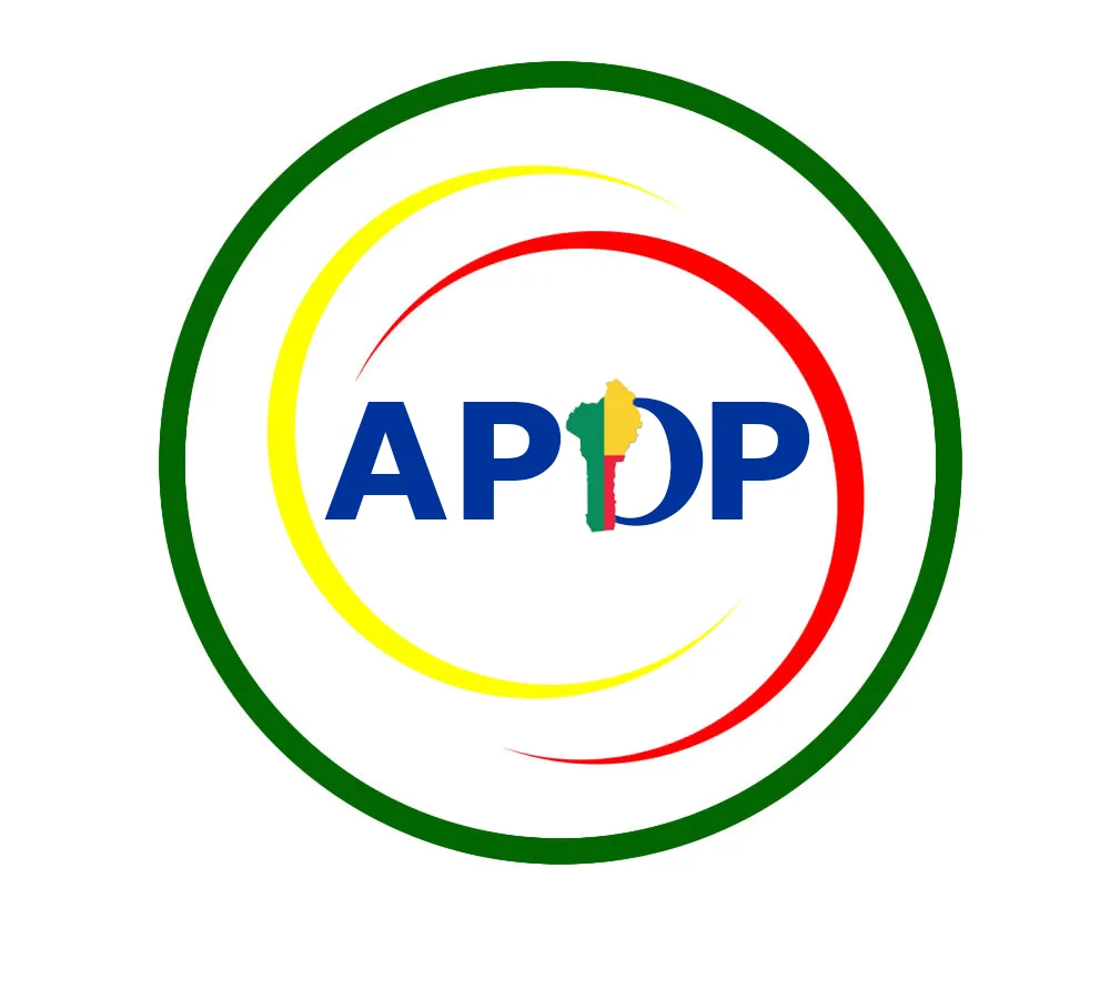 Logo circulaire avec les lettres APDP au centre et une carte stylisée aux couleurs vert, jaune et rouge intégrée dans la lettre D