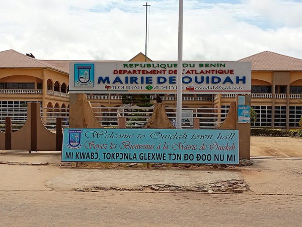 Façade d un bâtiment municipal avec panneaux en plusieurs langues indiquant la mairie d une ville