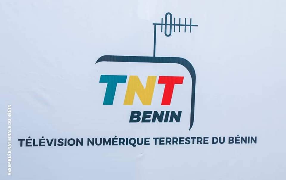 Logo coloré TNT BENIN avec une antenne stylisée et le texte Télévision Numérique Terrestre du Bénin sur fond blanc