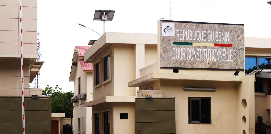 Bâtiment administratif avec panneau indiquant République du Bénin Cour Constitutionnelle sur la façade