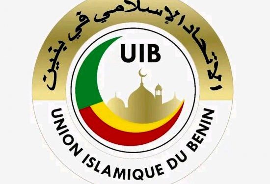 Logo rond comportant une mosquée stylisée avec un croissant et des bandes vert, jaune et rouge, entouré de textes en arabe et en français