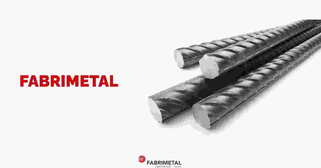 Quatre barres de fer à béton alignées sur fond blanc avec le logo et nom FABRIMETAL visible en rouge