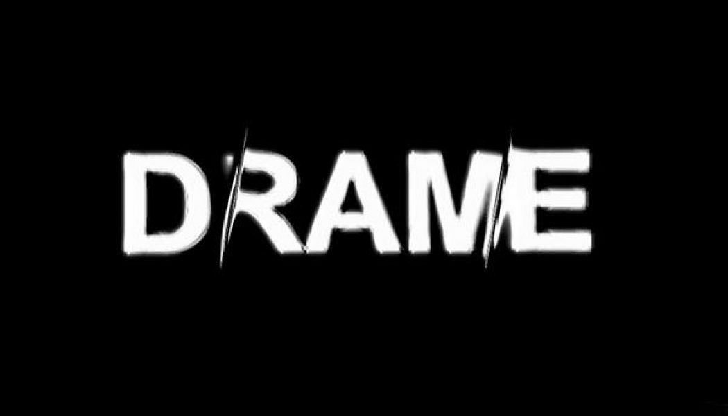 Texte "DRAME" en lettres blanches sur fond noir avec un effet de déchirure sur certaines lettres