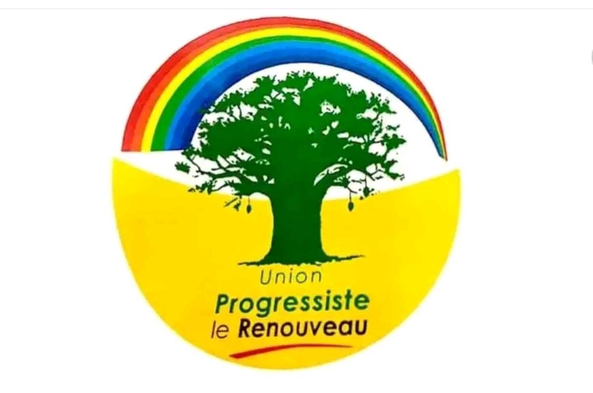 Logo circulaire avec un arbre vert stylisé sur fond jaune et un arc-en-ciel au-dessus, texte "Union Progressiste le Renouveau" en dessous