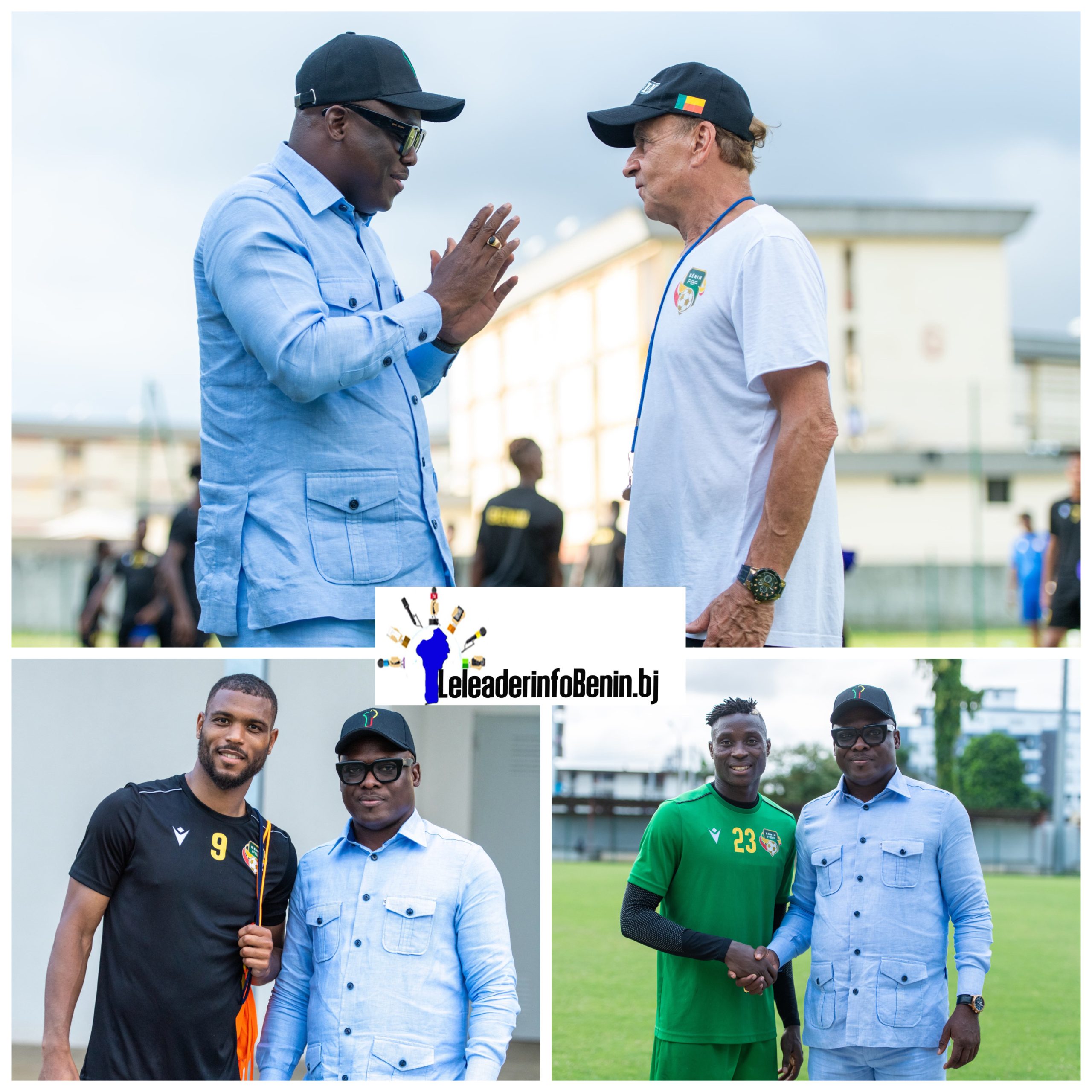 Un homme en chemise bleue discute et pose avec deux joueurs en tenue sportive noire et verte sur un terrain extérieur