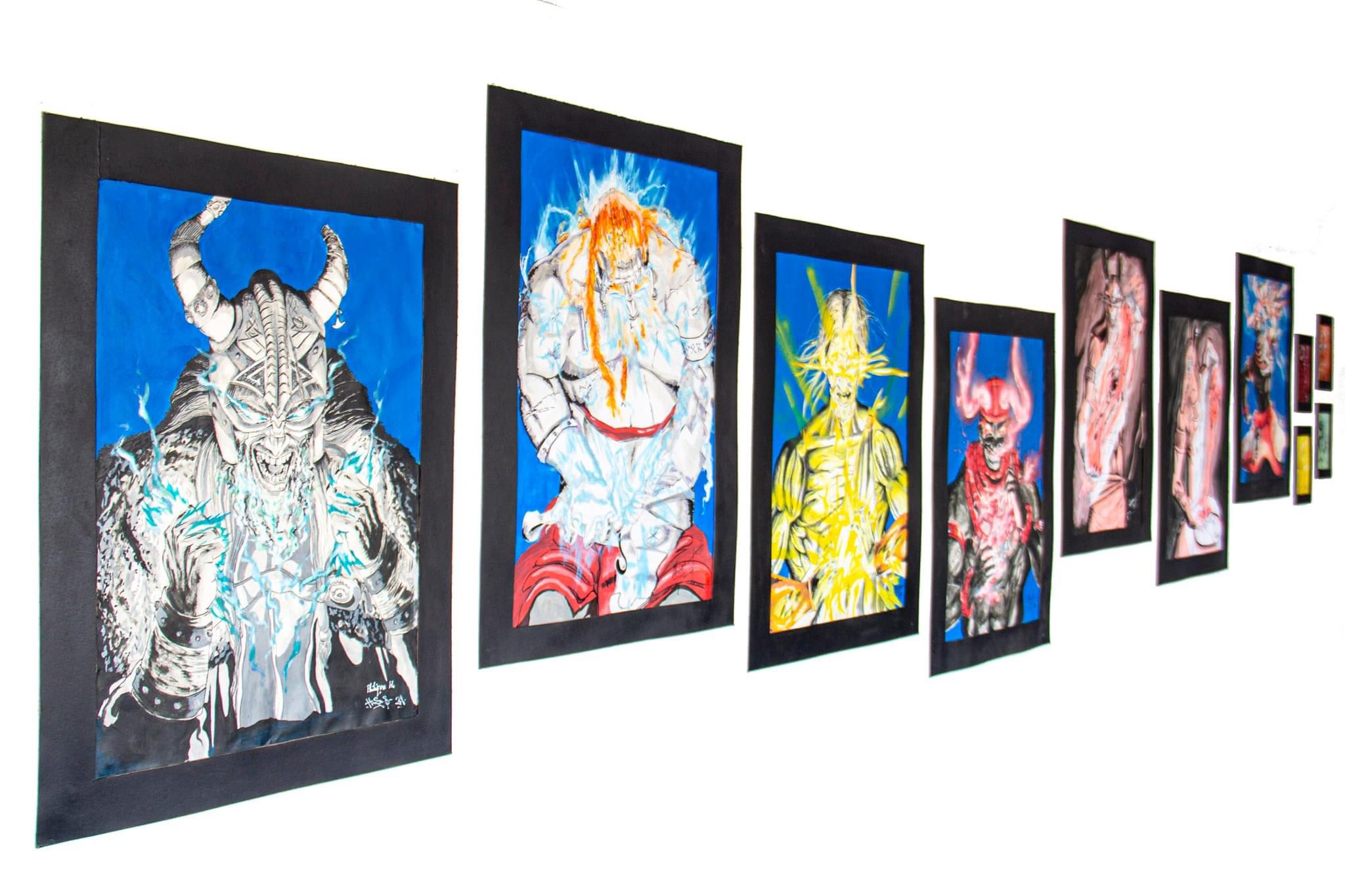 Série de neuf portraits colorés encadrés représentant des figures humaines fantastiques aux traits exagérés accrochés sur un mur blanc