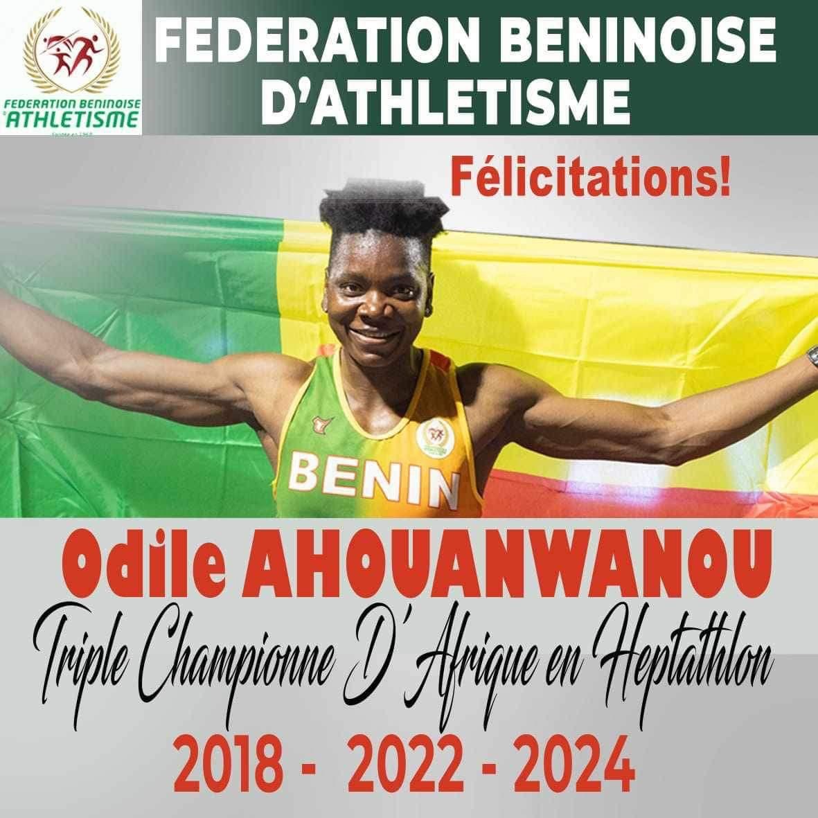 athlète souriant bras écartés devant un drapeau aux couleurs vert, jaune et rouge avec texte de félicitations et fédération d’athlétisme
