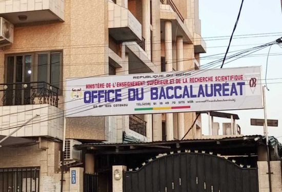 Bannière sur un bâtiment indiquant l office du baccalauréat et mentionnant le ministère de l enseignement supérieur