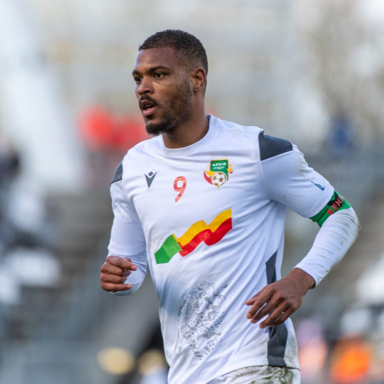 Joueur de football en maillot blanc avec le numéro 9 en action sur le terrain lors d’un match
