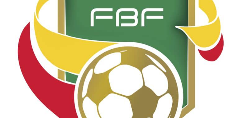 Logo vert avec un ballon de football stylisé doré et blanc et des motifs rouge et jaune autour