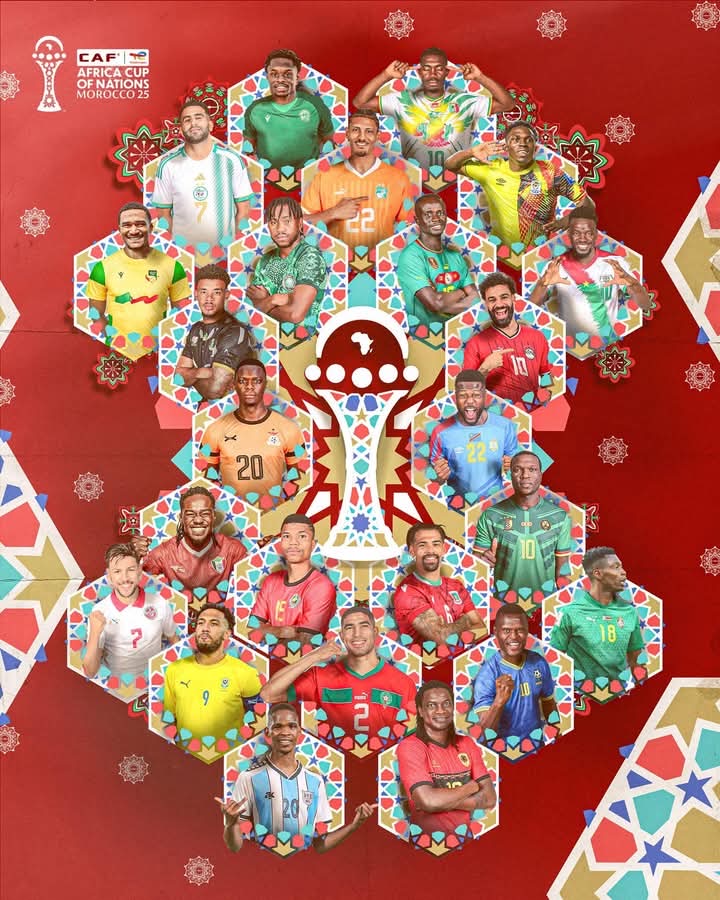 Portraits découpés en hexagones de joueurs de football sur fond rouge avec logo de la Coupe d’Afrique des nations Maroc 2025