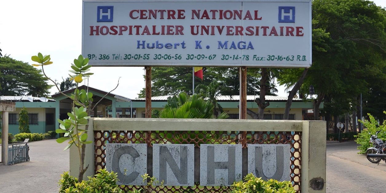 Entrée principale d un centre hospitalier universitaire avec un panneau affichant son nom et ses coordonnées visibles