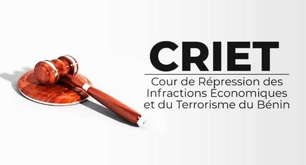 Maillet de juge posé à côté du sigle CRIET et de l’intitulé complet de la Cour de Répression des Infractions Economiques et du Terrorisme du Bénin