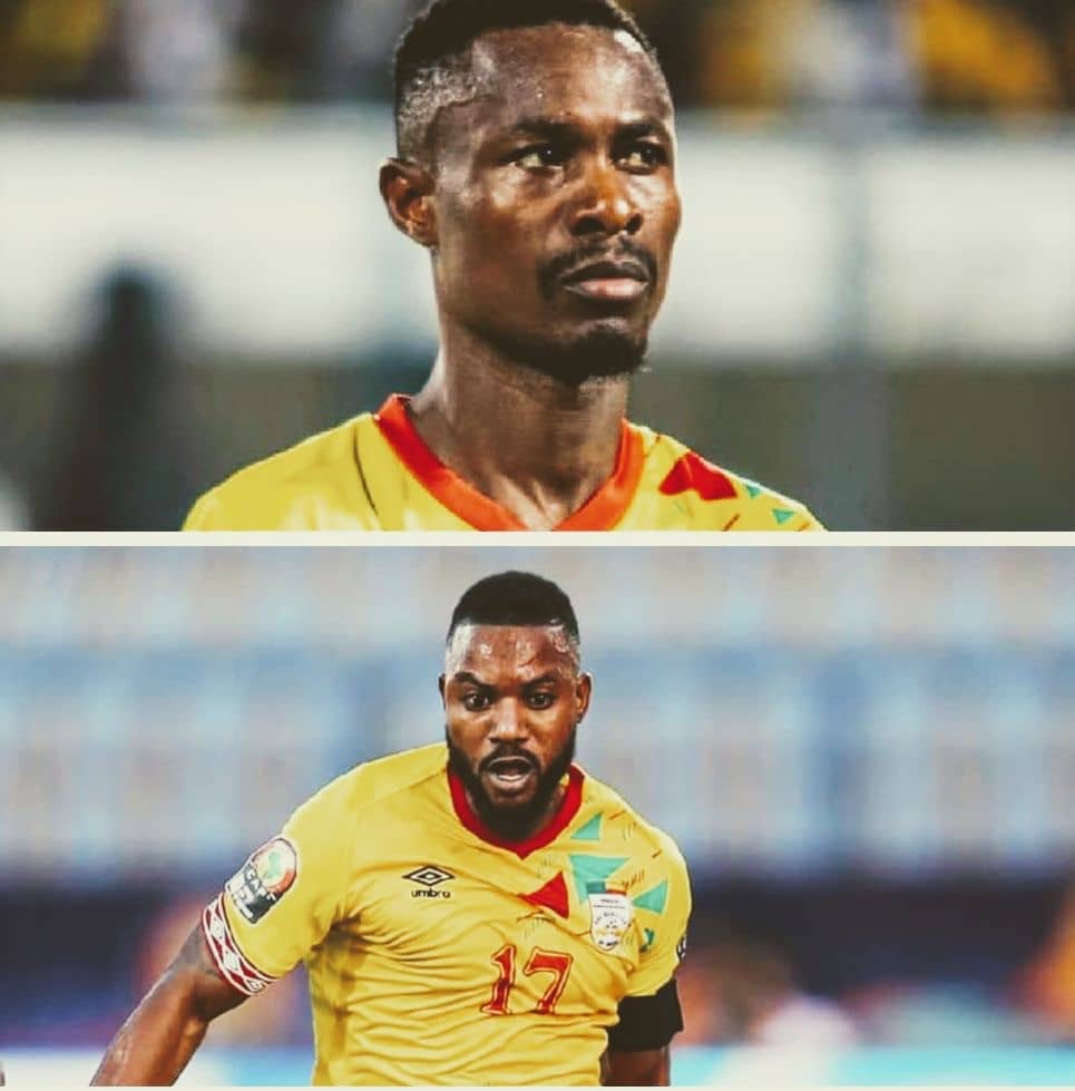 Deux joueurs de football en maillot jaune et rouge en action sur le terrain lors d un match